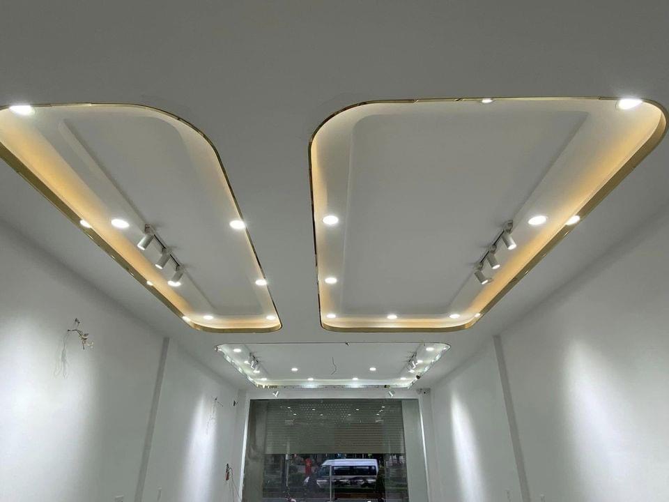 Trần thạch cao ốp inox vàng gương