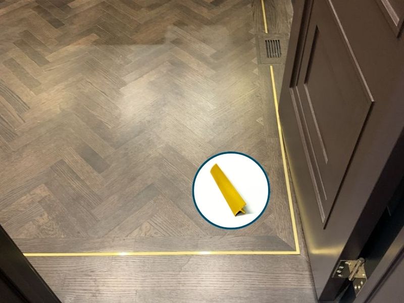 Phối màu nẹp đồng sàn gỗ cho phòng khách