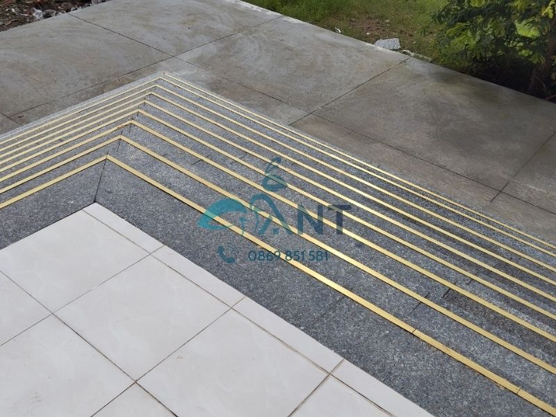 Nẹp đồng bậc cầu thang ngoài trời