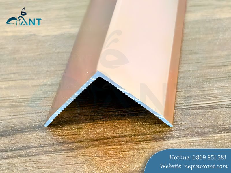 Nẹp V20 có kích thước vừa phải giúp sản phẩm dễ ứng dụng trong hầu hết các công trình