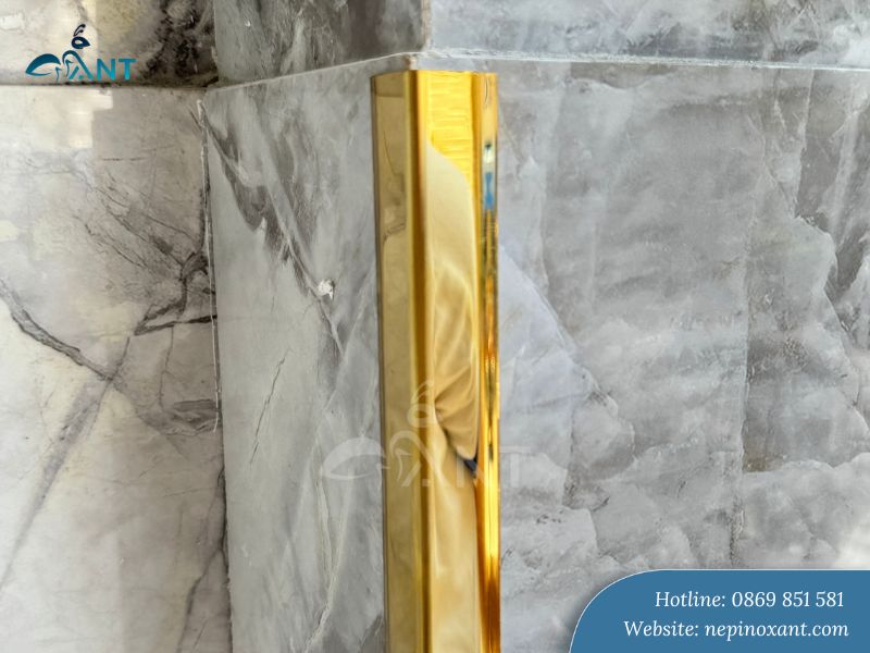 Ốp góc tường bằng nẹp chữ V inox