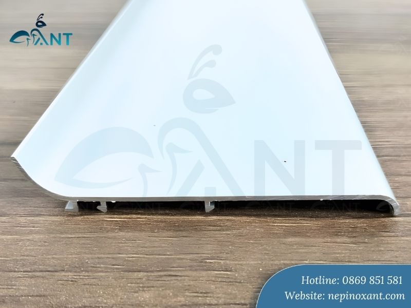 Len chân tường nhôm có đế cài