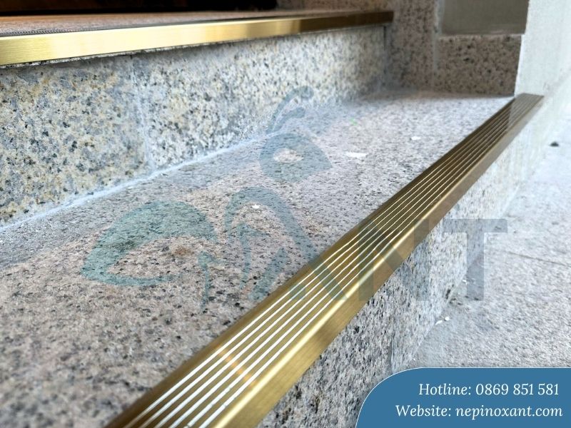 Tại sao nên chọn nẹp inox chống trượt 304 thay vì các vật liệu khác?