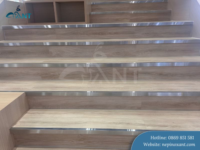 Ứng dụng nẹp L inox ốp cầu thang
