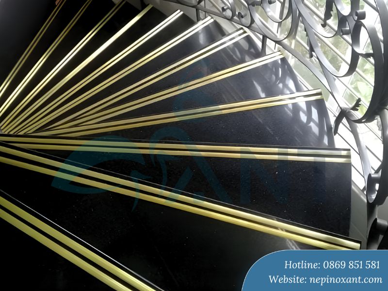 Tại sao nên sử dụng nẹp chống trượt cho bậc tam cấp?